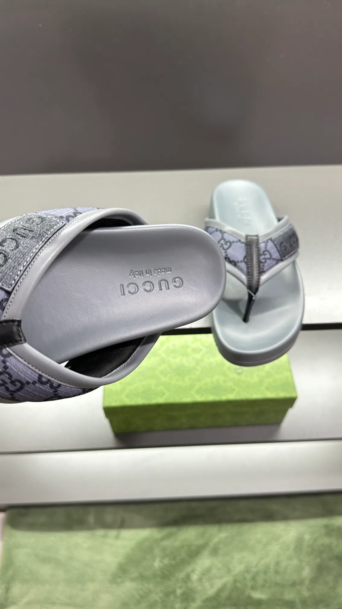 [G Family Couple Style] P: 300💰Female size 36~40 Men's size 39~45, (46. Custom-made Unisex GG slippers This slipper is made of GG polyester fiber and is decorated with a Gucci label on the front, adding a striking logo feel to the style. Beige GG recycled polyester fiber Unisex leather trim "Gucci Made in Italy" embroidered label Rubber sole Flat Made in Italy